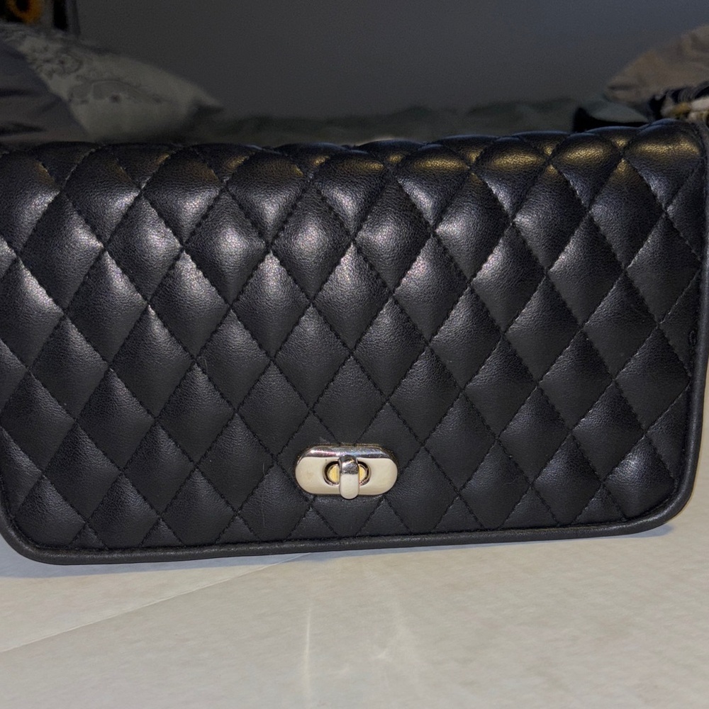 EMPIRE-ORR.INC BRAND BLACK QUILTED FAUX LEATHER CROSSBODY GOLD AND BLACK STRAP